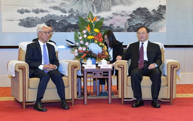 El embajador de Vietnam en Beijing, Pham Sao Mai (izquierda) y el alcalde de la provincia china de Jiangsu, Wu Zhenglong. 