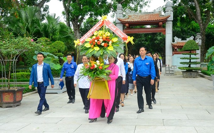 La delegación ofrece flores para rendir homenaje al Presidente Ho Chi Minh. (Fotografía: baonghean.vn)