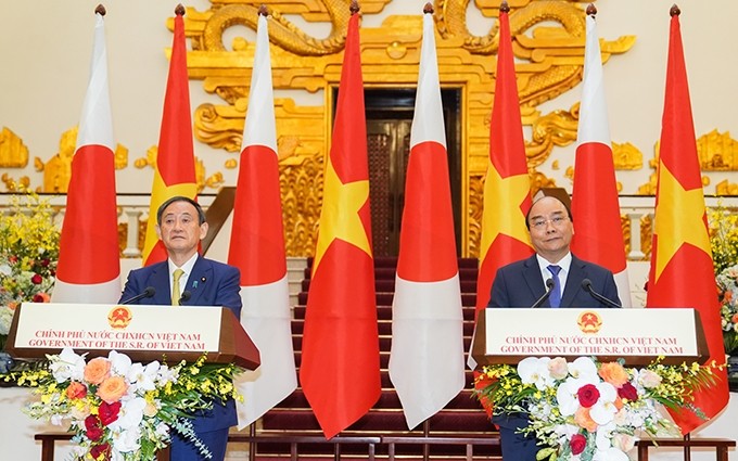 El primer ministro de Vietnam, Nguyen Xuan Phuc (D) y su homólogo japonés, Suga Yoshihide. (Fotografía: VGP)