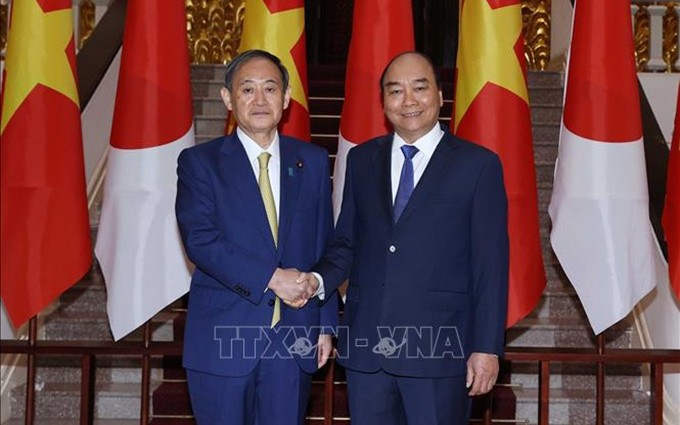 El primer ministro de Vietnam, Nguyen Xuan Phuc y su homólogo japón, Suga Yoshihide. (Fotografía: vna) 