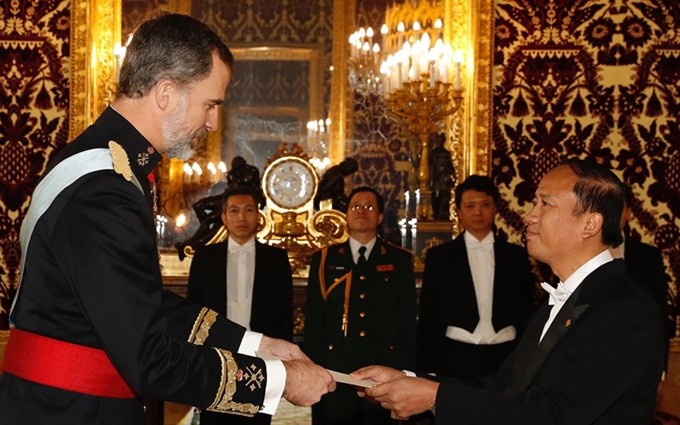 El Rey Felipe VI de España acepta credenciales del  Embajador Ngo Tien Dung (Fotografía: Embajada de Vietnam en España)