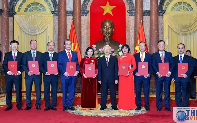 El secretario general del Partido Comunista y presidente de Vietnam, Nguyen Phu Trong, entrega la decisión de nombramiento a los nueve nuevos embajadores en el extranjero para el mandato 2020-2023.