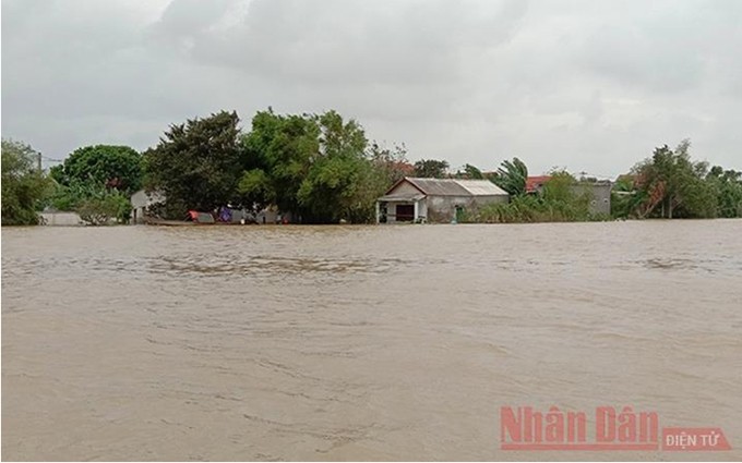 Graves inundaciones afectan la vida de muchos vietnamitas en la región central del país.