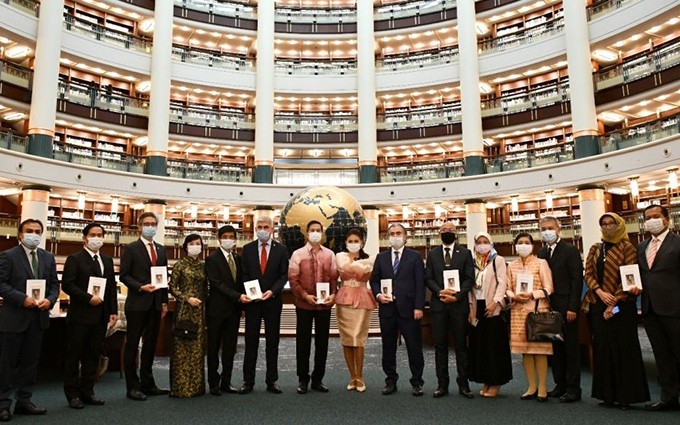 Delegados en el acto de presentación del libro. (Fotografía: baoquocte.vn)