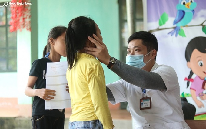 GNI ofrece chequeos médicos gratuitos a más de mil niños apadrinados en Ha Giang. (Fotografía: thoidai.com.vn)