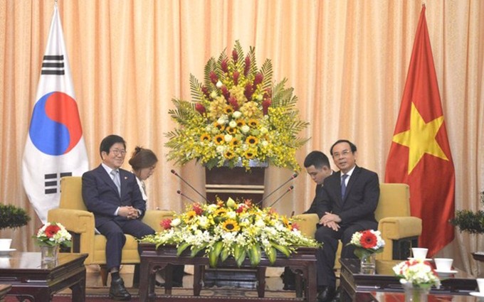 El secretario del Comité del Partido Comunista de Vietnam en Ciudad Ho Chi Minh, Nguyen Van Nen, y el presidente de la Asamblea Nacional de Corea del Sur, Park Byeong-seug. (Fotografía: VNA)