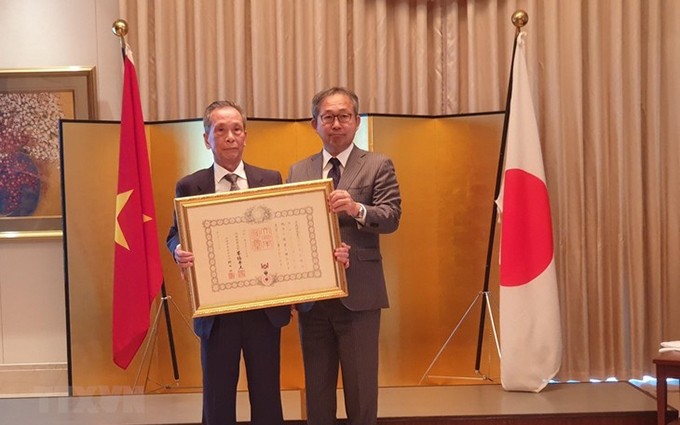 El embajador de Japón en Vietnam, Yamada Takio, y el profesor asociado, doctor Tran Son en el acto. (Fotografía: VNA)