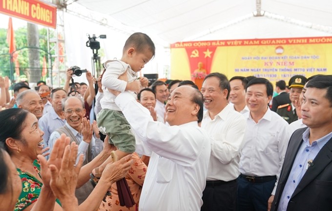 El primer ministro Nguyen Xuan Phuc y los residentes locales. (Fotografía: VGP)