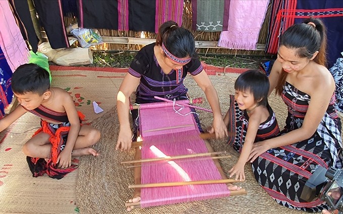 Presentan artesanías de las minorías etnicas en el Festival. (Fotografía: dulich.laodong.vn)