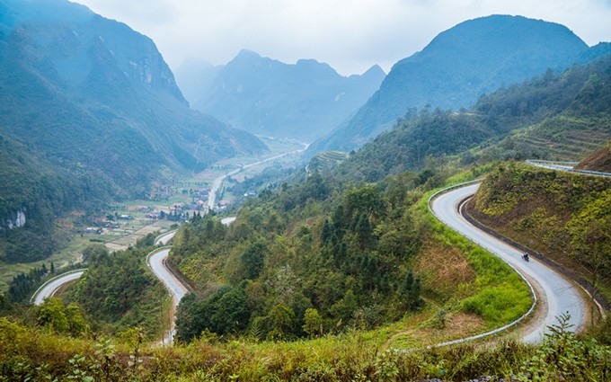 La belleza de los pasos de montaña en la meseta rocosa de Ha Giang
