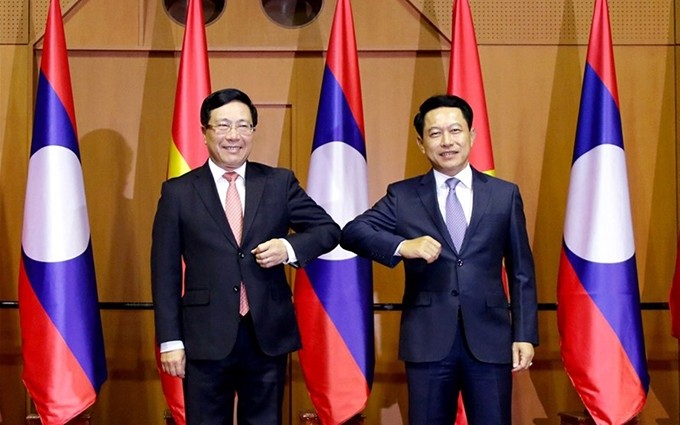 Vicepremier y canciller vietnamita, Pham Binh Minh, y el Ministro de Relaciones Exteriores de Laos, Saleumsay Kommasith, en la séptima Consulta política. (Fotografía: VNA)