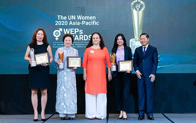 Las empresas reciben el Premio. (Fotografía: UNWomen)
