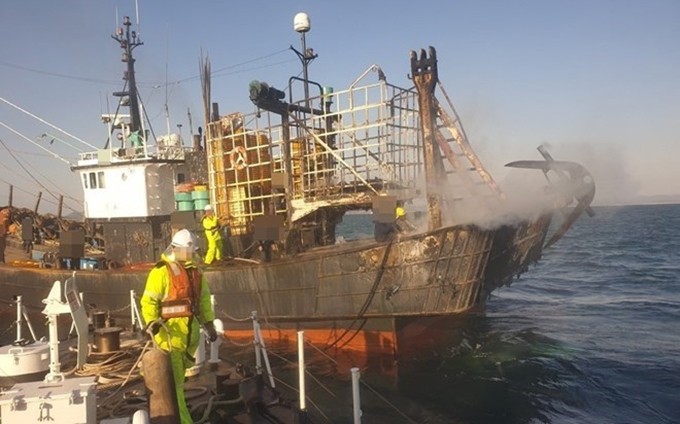 Un barco pesquero se incendió en aguas al sudeste de Corea del Sur. (Fotografía: Yonhap)