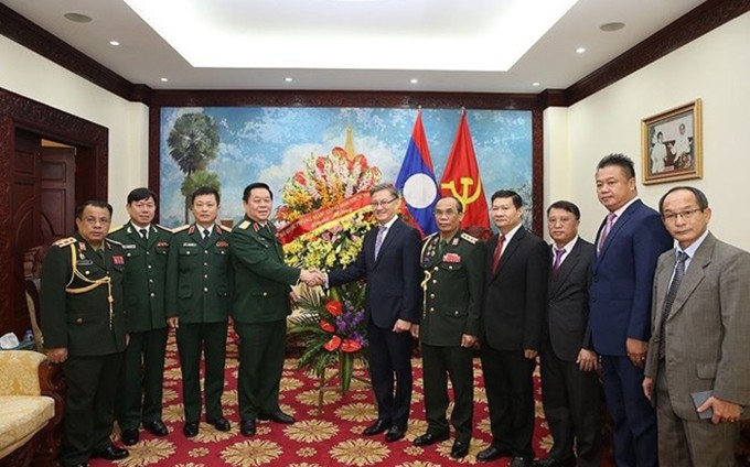 El subjefe del Departamento General de Política del Ejército Popular de Vietnam, Nguyen Trong Nghia, visita la Embajada de Laos en Hanoi. 