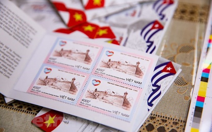 La colección conjunta de estampillas postales Vietnam-Cuba. (Fotografía: VNA)