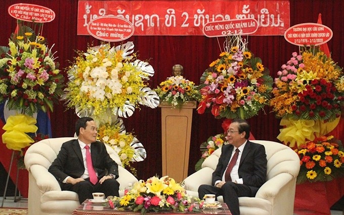 El subsecretario del Comité del Partido Comunista de Vietnam en Ciudad Ho Chi Minh, Tran Luu Quang y el vicecónsul laosiano, Vanxay Xaysena. (Fotografía: thanhuytphcm.vn)