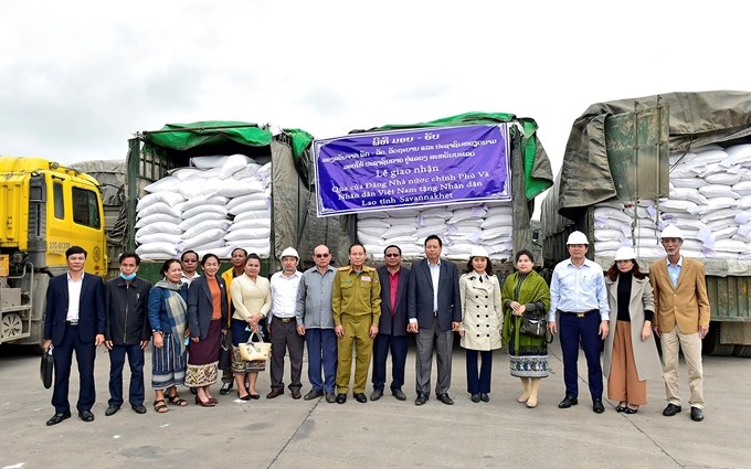 El arroz exportado del Departamento Estatal de la Reserva de Vietnam en apoyo a Laos.