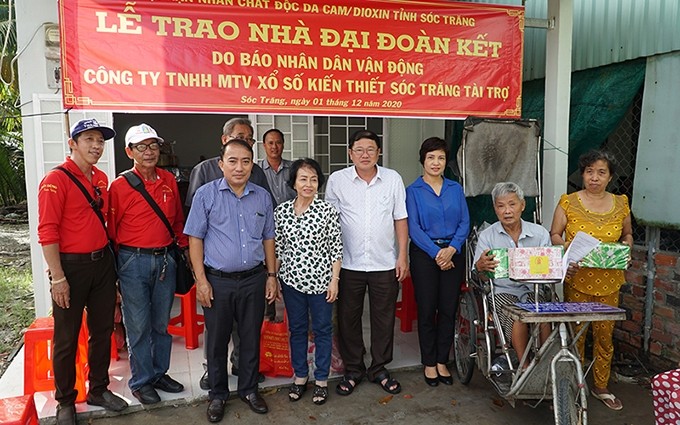 El periódico Nhan Dan entrega casa de caridad en provincia de Soc Trang.