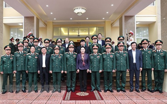 La presidenta de la Asamblea Nacional de Vietnam, Nguyen Thi Kim Ngan, y los oficiales de la Zona Militar 4. (Fotografía: VNA)