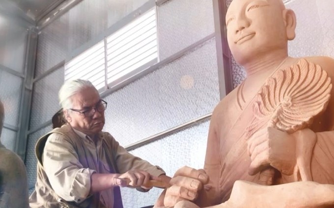 El artista Nguyen Dang Vong y su obra, la estatua del buda emperador Tran Nhan Tong.