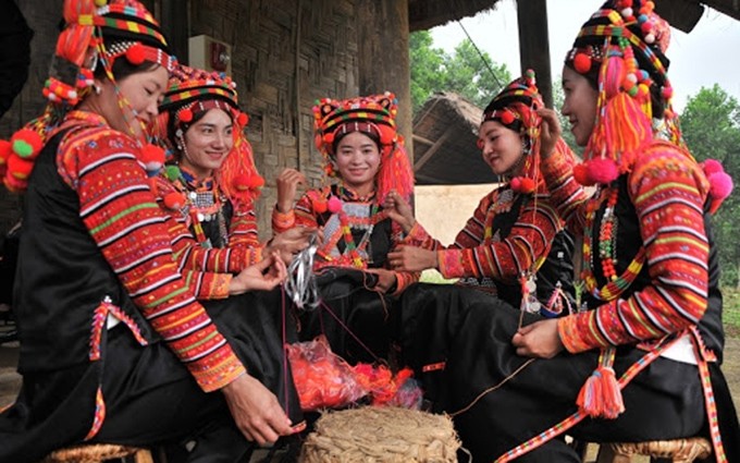 Bellos trajes tradicionales de las mujeres de minorías étnicas vietnamitas