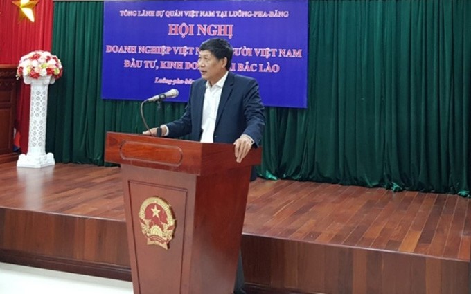 El cónsul general de Vietnam en Luang Prabang, Nguyen Dang Hung, habla en el acto. 
