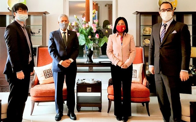 La embajadora Le Thi Tuyet Mai, jefa de la misión vietnamita ante las Naciones Unidas (ONU), la Organización Mundial del Comercio y otros organismos en Ginebra, en una reunión con el secretario general de la IFRC, Jagan Chapagain. (Fotografía: baoquocte.vn)