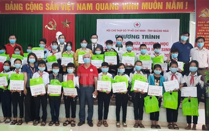Entregan regalos a los estudiantes en la comuna de Binh Minh (Fotografía: hcmcpv.org.vn/)