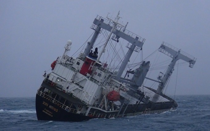 El barco Xin Hong se hunde cerca de la isla de Phu Quy.