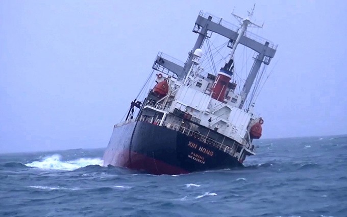El barco de carga Xin Hong se hunde cerca de la isla de Phu Quy.