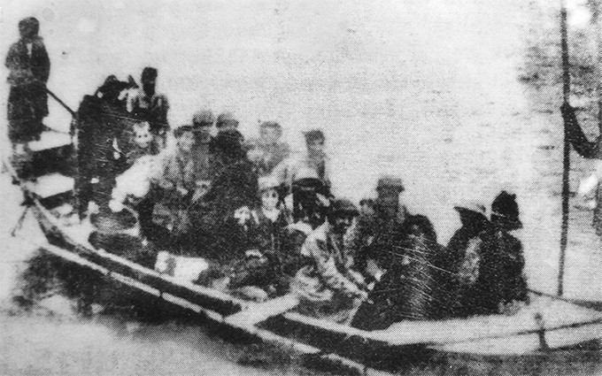 Soldados del Regimiento de Hanói en un barco para cruzar el río Rojo.