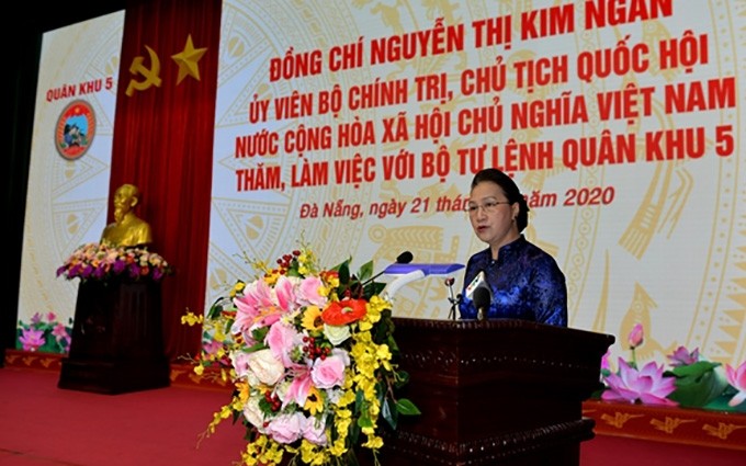 La presidenta de la Asamblea Nacional de Vietnam, Nguyen Thi Kim Ngan, habla en la reunión. (Fotografía: qdnd.vn)