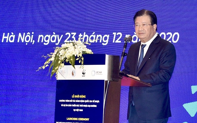 El viceprimer ministro vietnamita Trinh Dinh Dung habla en el evento. (Fotografía: VGP)