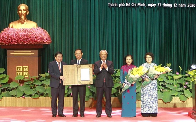 Entrega de la resolución a representantes del Gobierno de Ciudad Ho Chi Minh. (Fotografía: hanoimoi.com.vn)