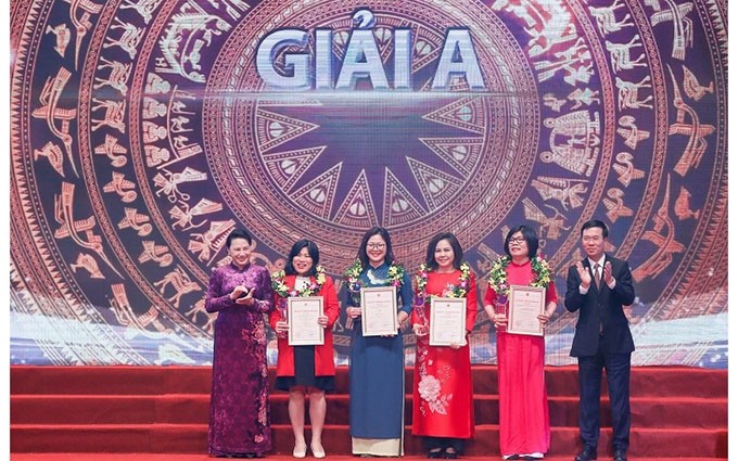 La presidenta de la Asamblea Nacional, Nguyen Thi Kim Ngan, y el jefe de la Comisión de Comunicación y Educación del CC del Partido Comunista (PCV), Vo Van Thuong otorgan los galardones de la categoría A a las obras periodísticas más destacadas.