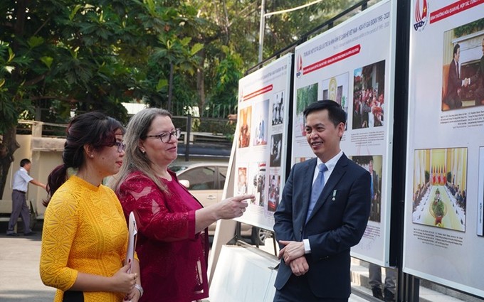 Cónsul general de Estados Unidos en Ciudad Ho Chi Minh, Marie C. Damour presenta las fotos exhibidas en la exposición (Fotografía: plo.vn)