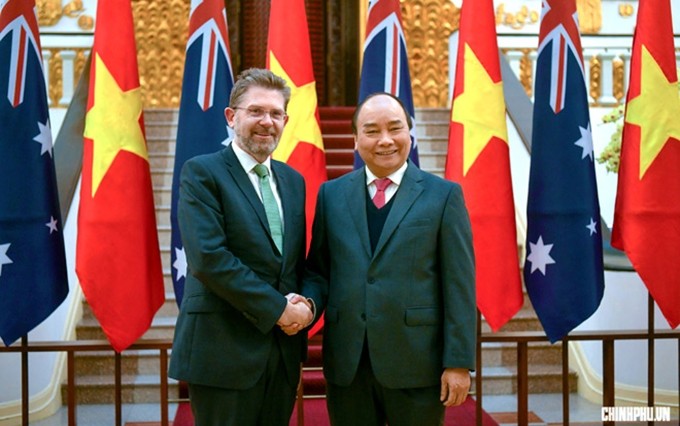 El primer ministro de Vietnam, Nguyen Xuan Phuc (d) y el presidente del Senado de Australia, Scott Ryan (Foto: hanoimoi.com.vn)