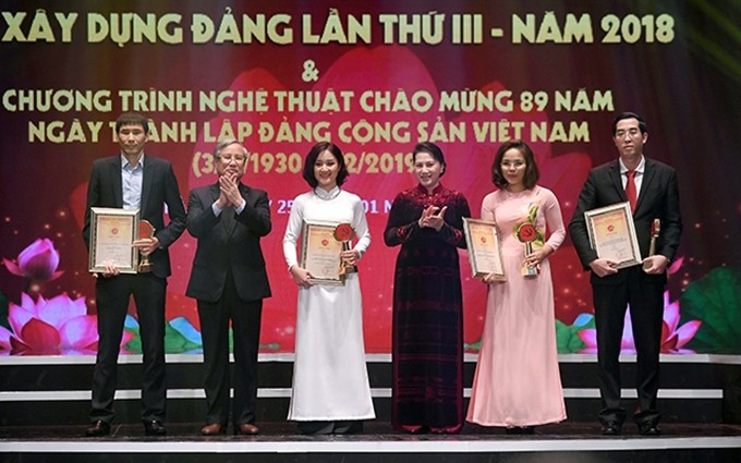 La presidenta de la Asamblea Nacional, Nguyen Thi Kim Ngan, y el Secretario Permanente del Secretariado del Comité Central del Partido Comunista de Vietnam, Tran Quoc Vuong, otorgan premios a los ganadores del concurso. (Fotografía: Nhan Dan)