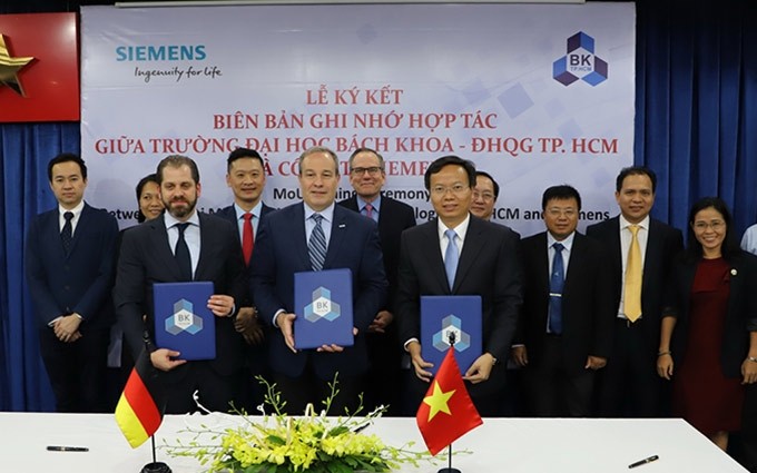 Ceremonia de firma del memorándum de entendimiento entre Siemens y la Universidad de Tecnología de ciudad Ho Chi Minh.