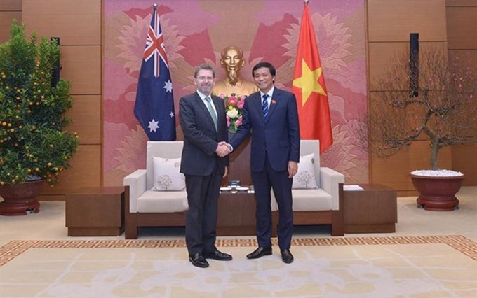 l secretario general y jefe de la Oficina de la Asamblea Nacional de Vietnam, Nguyen Hanh Phuc, recibe al presidente del Senado australiano, Scott Ryan. (Fotogragía: VNA)