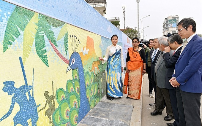 Presentan en el Mural Cerámico de Hanoi bellezas naturales y culturales de Sri Lanka.