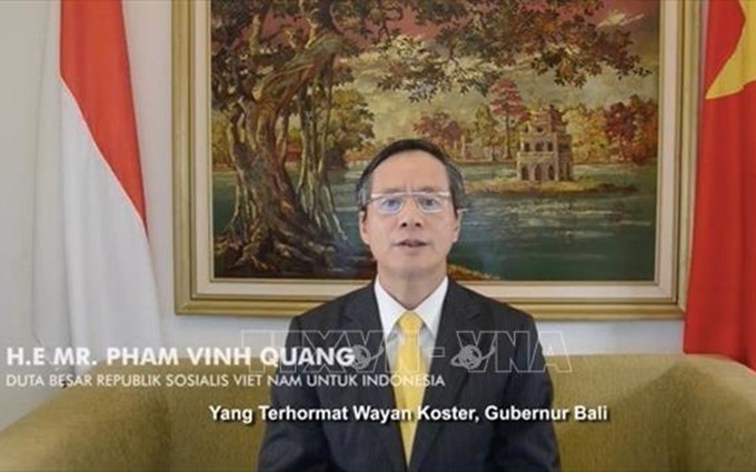 El embajador vietnamita en Indonesia, Pham Vinh Quang, interviene en la actividad. (Fotografía:VNA)