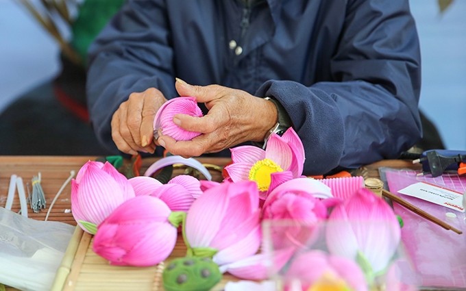Colores brillantes del Tet en la aldea artesanal de flores de papel de Thanh Tien
