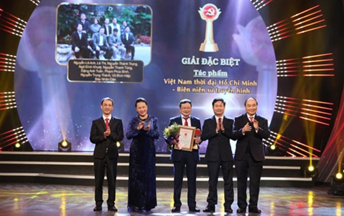 El Periódico Nhan Dan (Pueblo) recibe el premio especial en el concurso sobre la Construcción del Partido. 