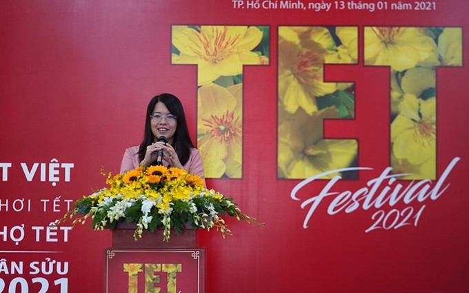 La directora del Servicio de Turismo de Ciudad Ho Chi Minh, Nguyen Thi Anh Hoa, informa sobre el Festival del Tet 2021.