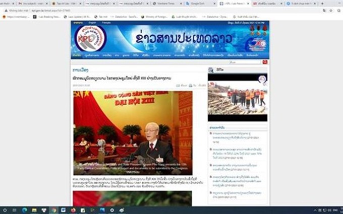 El diario PathetLao publica noticias y artículos sobre el XIII Congreso Nacional del Partido Comunista de Vietnam (Fotografía: VNA)