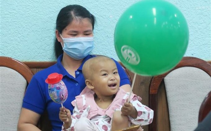 La niña de 32 meses fue dada de alta con buen estado de salud 16 días después de la cirugía (Fotografía: VNA)