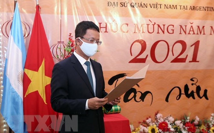 El embajador de Vietnam en Argentina, Duong Quoc Thanh, habla en la ceremonia. (Fotografía: VNA)
