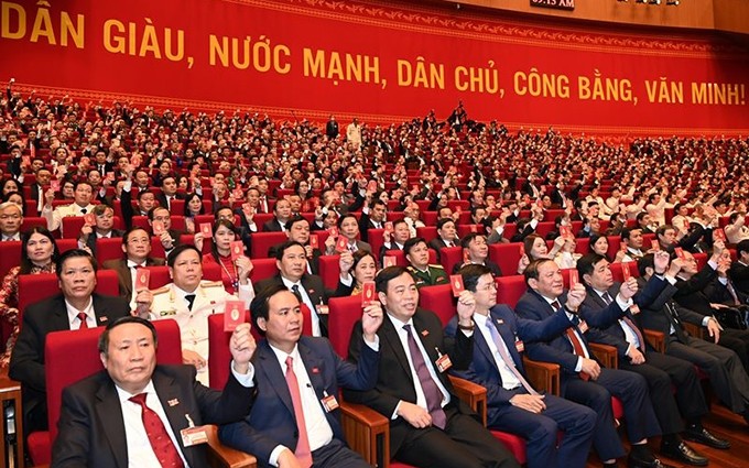 Los delegados votan y aprueban la Resolución del XIII Congreso Nacional del PCV. (Fotografía: Duy Linh)