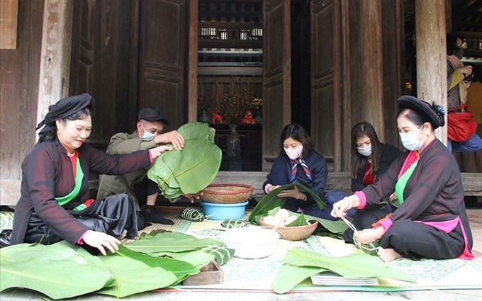 Elaborar el Banh Chung, una costumbre tradicional en el Tet. (Fotografía: laodong.vn) 